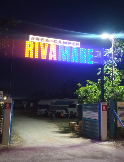 Insegna all'entrata di Area Camper Riva Mare a Torre San Giovanni marina di Ugento (LE). 