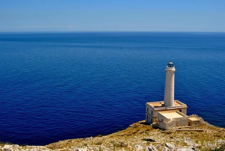 Il Faro della Palascia a Otranto sulla scogliera, arrivo del sentiero Orte-Palascia