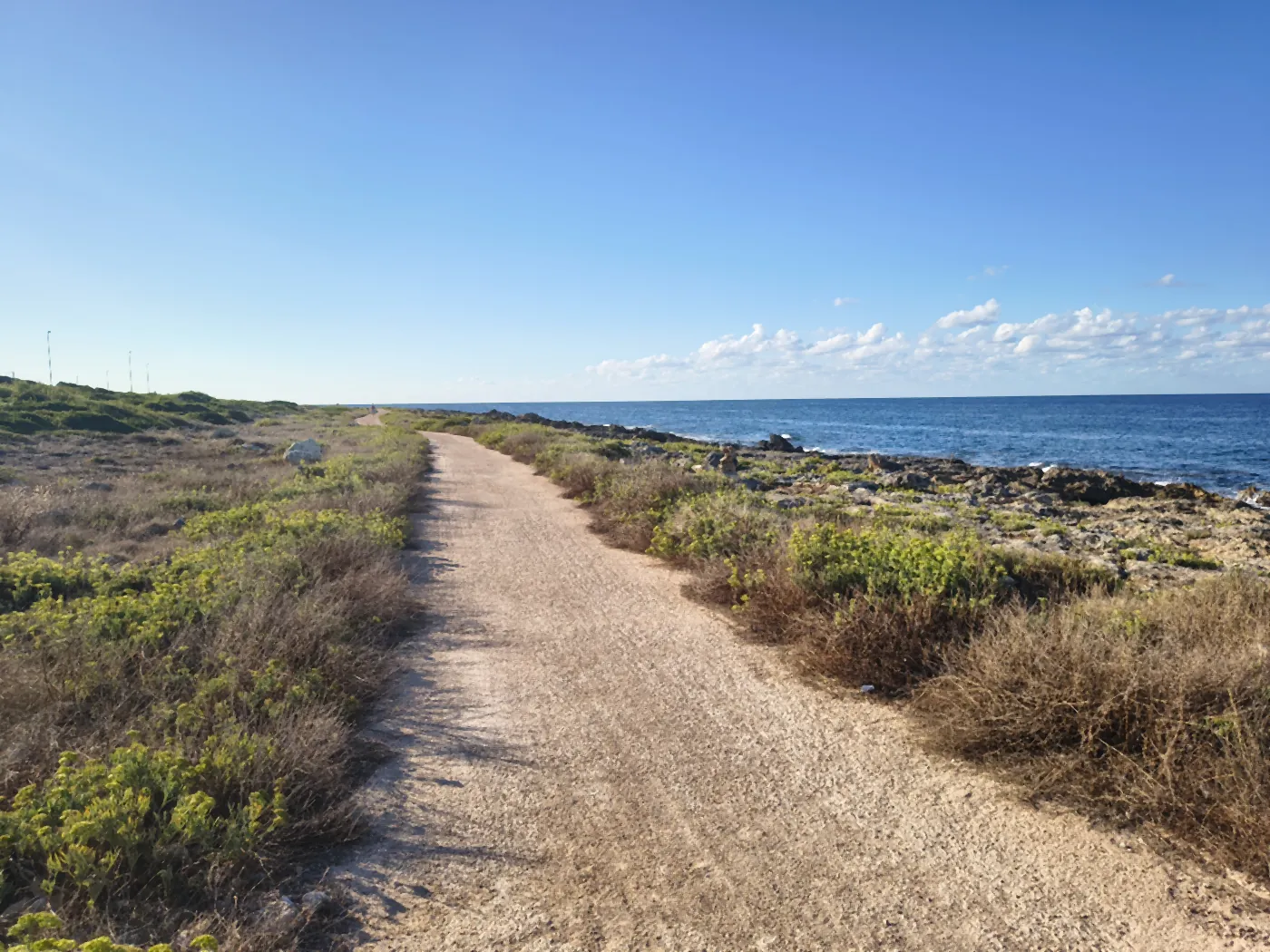 Pista ciclopedonale sulla scogliera di Capilungo, a pochi metri dal mare