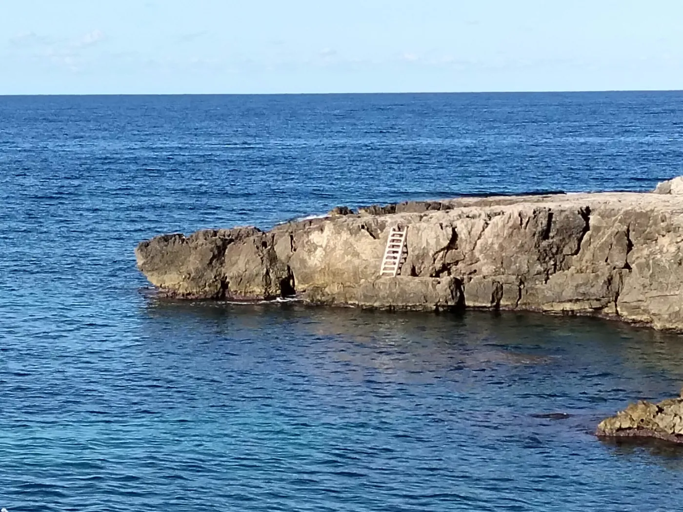 Scogliera di Capilungo con scaletta per fare il bagno nel mare cristallino